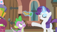 Rarity presents a hot dog to Spike S4E08