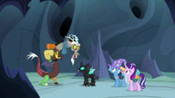 S06E26 Fałszywy Discord rozmawia z Thoraxem, Starlight i Trixie