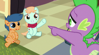 Spike acknowledges his fan in the audience S7E3