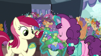 Sugar Belle giving bits to Rose for flowers S9E23