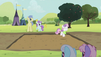 Sweetie Belle hopping S2E05