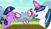 Twilight and Shining about to eat apples S9E4
