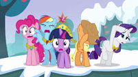 Twilight and her friends can't believe what they're seeing S03E10