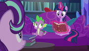 Twilight starts reading the story S6E8