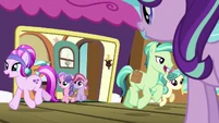 Crystal Ponies getting off the train S7E24.png (759 KB)