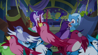 Flock of birds in Trixie's wagon S8E19