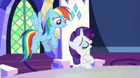 Rarity offers to bring the yaks textiles S7E11