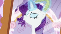 Rarity removing seaweed from her mane S6E22