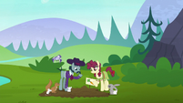 Hooffield and McColt ponies farming together S5E23