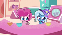 Pinkie teaching Trixie in the kitchen PLS1E12a