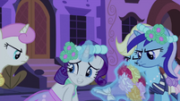 Rarity levitating the bouquet S2E26