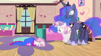 Younger Sweetie Belle falls over S4E19