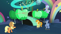 Applejack instructing other ponies S5E24