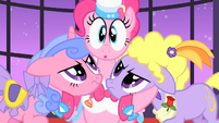 Pinkie Pie ends singing S01E26