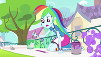 Rainbow Dash pintando en el cartel EG2