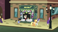 Rarity and Applejack leave newspaper stand in defeat S5E16