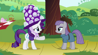 Rarity pointing at Maud S4E18