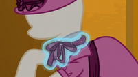 Rarity tying a collar on a mannequin S6E9