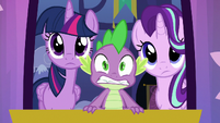 Spike looking panicked at the approaching object S6E25
