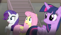 Twilight, Rarity y Fluttershy mirando algo fuera de pantalla EMC-P1