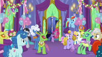 Twilight Sparkle enters the throne room S7E1