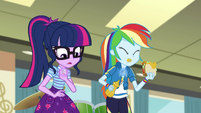 Twilight notices her geode glowing as RD eats lunch EGDS5