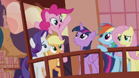 Twilight surrounded by her friends S5E9