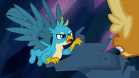 Gallus pulling on Smolder's tree statue S9E3