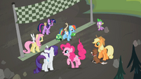 Main ponies at the finish line S02E07