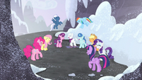 An "everypony laughs" ending. How cheesy.