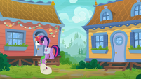 Rainbow Stars answers the door S9E5