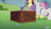 Sweetie Belle pushes a box S5E18