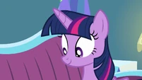Twilight reads book while listening to Spike S5E12