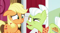 Granny Smith skeptical of Applejack's --big idea-- S6E23