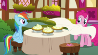 Pinkie presents RD with lemon meringue pies S7E23