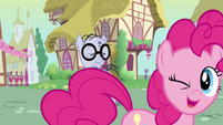 Pinkie winks at Mr Waddle S02E18