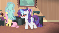 Rarity levitating a piece of fabric S4E08