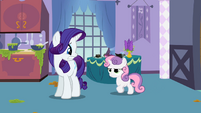 Rarity staring at Sweetie Belle worriedly S2E5