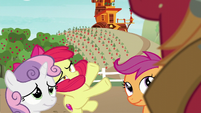 Apple Bloom trips over something S6E4