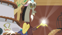 Discord snapping his claws S6E17