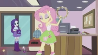 Fluttershy playing tambourine EG2.jpg (53 КБ)