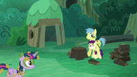 Goldengrape holds Boysenberry as Twilight enters S5E26