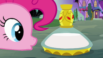 Pinkie Pie stares at potion S4E01