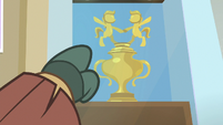Yona pointing at contest trophy S9E7
