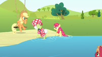 Granny Smith and Apple Bloom walking back to land S4E20