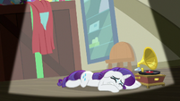 Rarity dramatically sobs on the floor S9E19