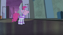 Pinkie Pie eating the cake S4E06
