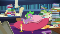 Spike making a bed of large pillows S7E25