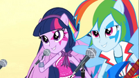 Twilight Sparkle junto a Rainbow Dash tocando