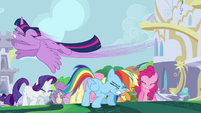 Twilight flying over her friends S4E01